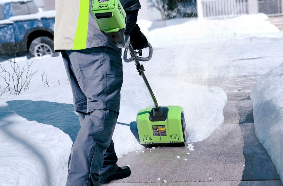 Аккумуляторный снегоуборщик GREENWORKS GD60SS