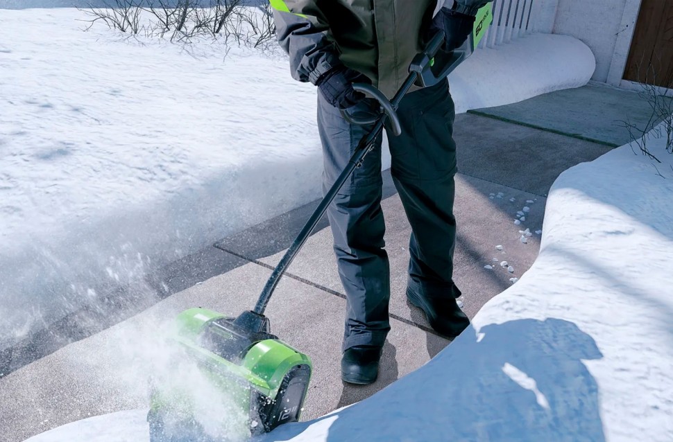 Аккумуляторный снегоуборщик GREENWORKS GD60SS
